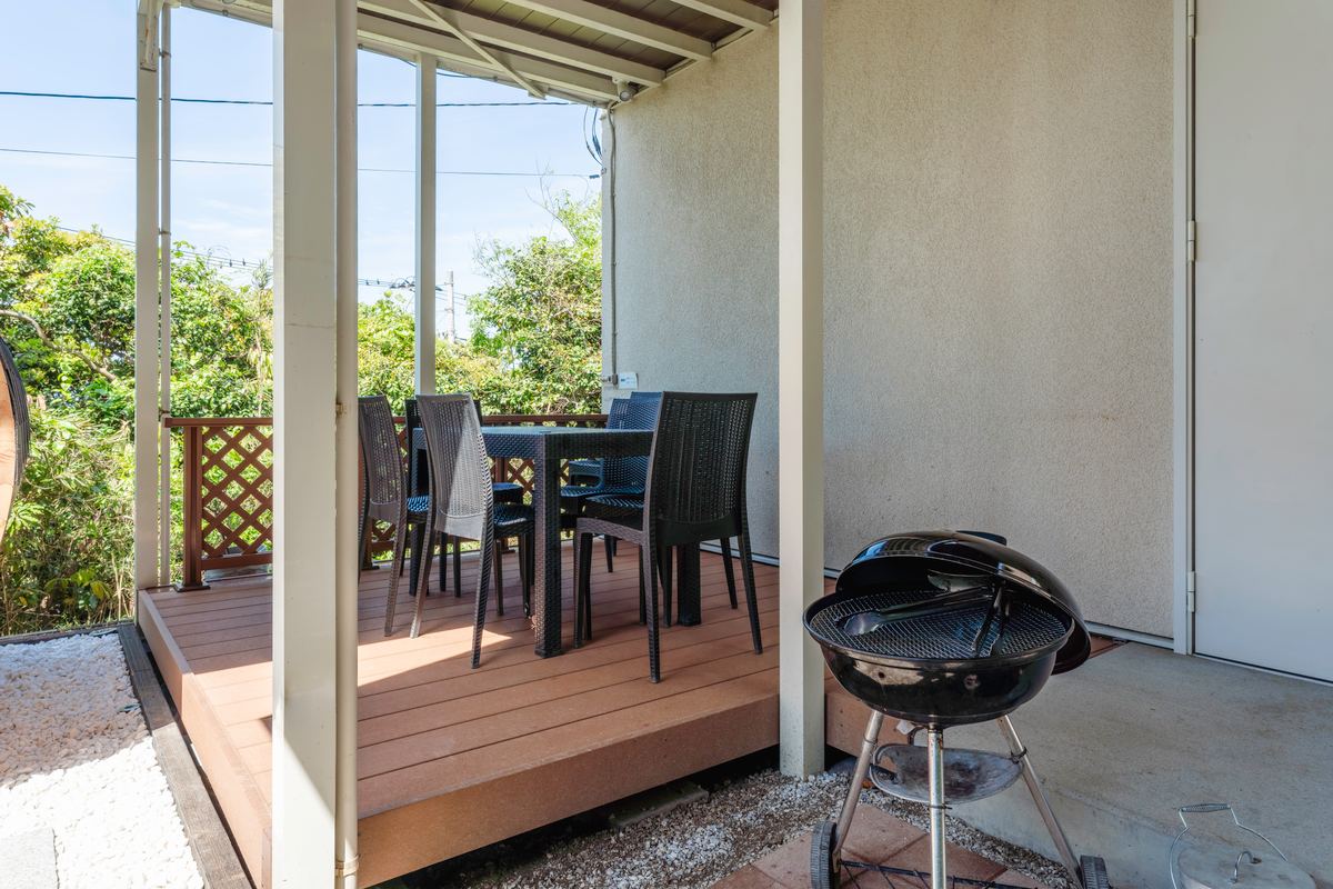 屋根と照明のあるBBQスペース